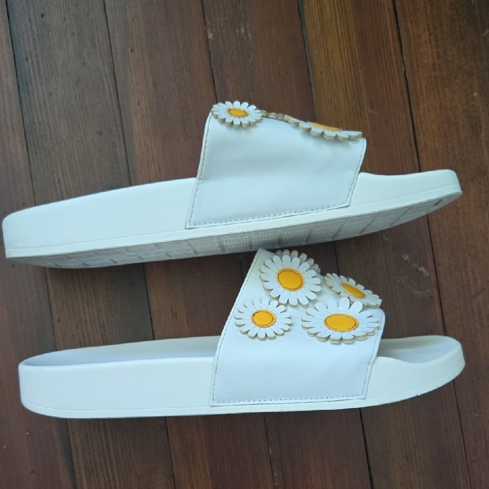 Katy Perry Collections White and Yellow Daisy Sandals - Picture 3 of 6
